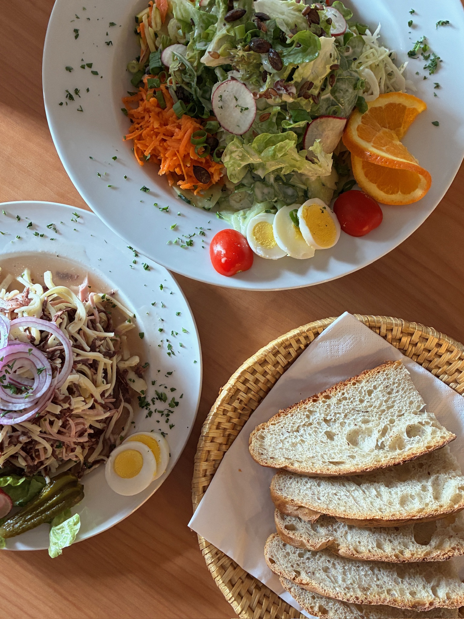 Salatteller mit frischem Brot